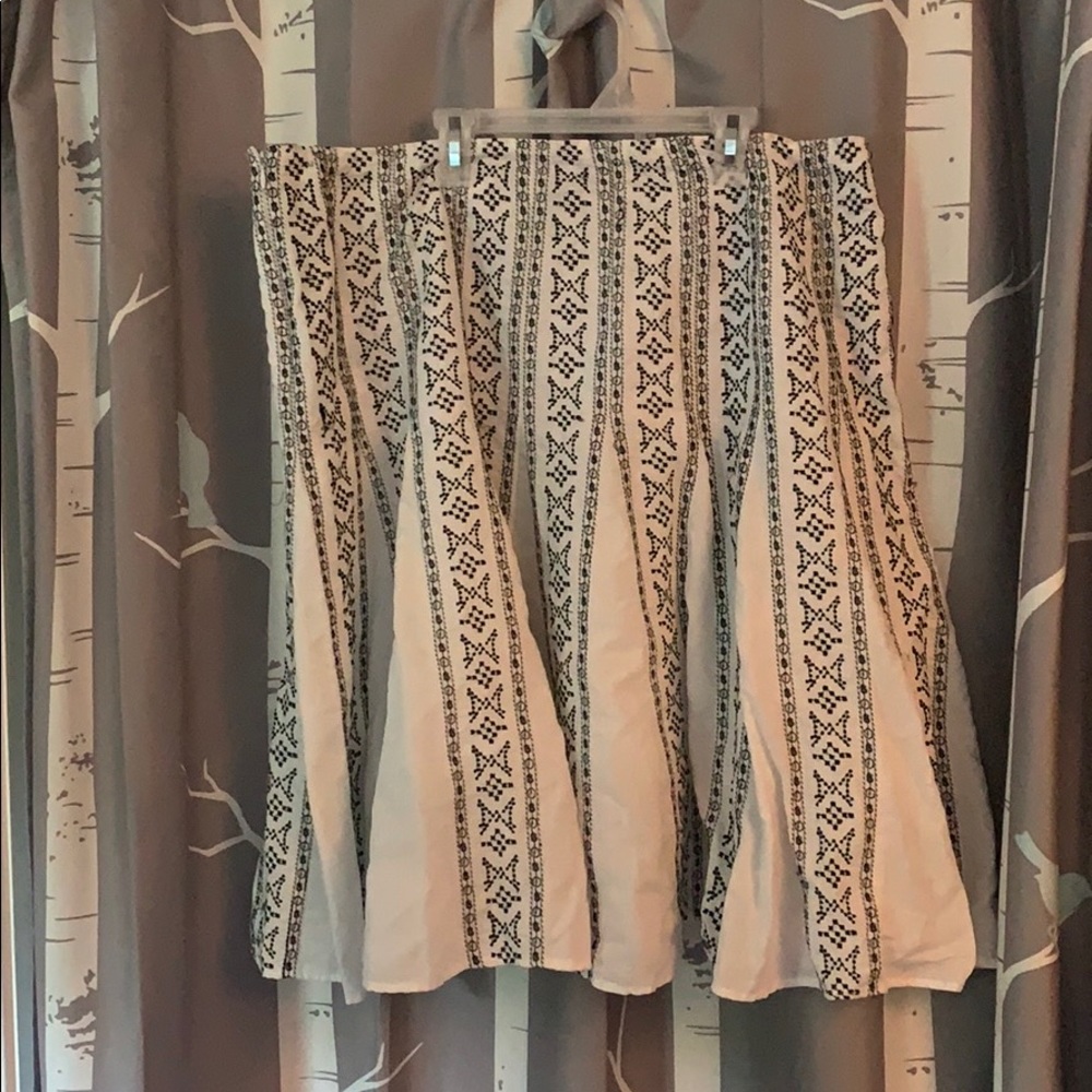 Embroidered flared white skirt